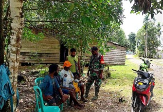 Babinsa 03/Kuala Kencana Ajak Warga Jaga Kamtibmas