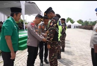 Kepala Kepolisian Negara Republik Indonesia (Kapolri) Jenderal Polisi Listyo Sigit Prabowo memimpin langsung Apel Kebangsaan Banser untuk Pengamanan Hari Raya Natal 2025 dan Tahun Baru 2026