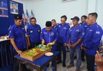 Acara doa bersama dan pemotongan tumpeng dalam rangka HUT ke-24 Partai Demokrat, di Kantor DPC Demokrat Karanganyar, Selasa (9/9/2025).
