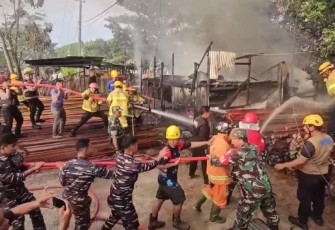 Aksi Heroik Prajurit TNI AL Bantu Padamkan Kebakaran Kios Warga di Balikpapan
