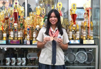 Anaya Alexandra Tandayu, siswi kelas XI SMA Kristen Satya Wacana Salatiga asal Salatiga meraih Juara 3 Tunggal Putri dan Juara 3 Ganda Putri pada kelompok umur 18 tahun dalam ajang YESS Tennis Junior Tournament 2025. 
