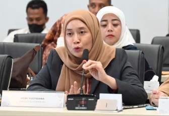 Anggota Komisi VII DPR RI, Dewi Yustisiana