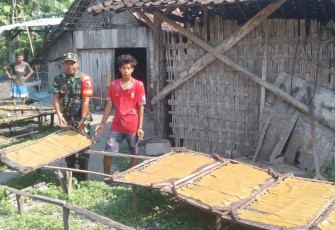 Babinsa Koramil Karangjati Dampingi Pembuatan Kerupuk Kulit di Desa Ploso Lor