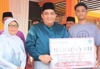 Bupati Bintan Roby Kurniawan saat menyerahkan hadiah