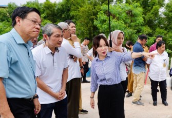 Wakil Kepala BP Batam Li Claudia Chandra saat Sidak Lokasi Penimbunan Sungai Permata Baloi