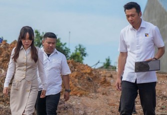 Wakil Kepala BP Batam, Li Claudia Chandra saat meninjau sistem drainase 
