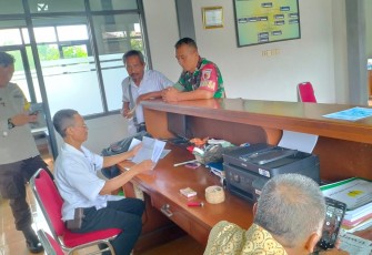 Babinsa Desa Prambon saat Komsos Pendataan Warga Penerima BLT DD