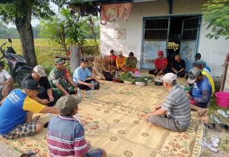 Serka Asnan, Babinsa Desa Sidomulyo Koramil 0803/16 Wonoasri hadiri acara Tasyakuran (slametan) panen padi bersama kelompok tani Poktan Tani Mulyo pada Rabu (16/4).
