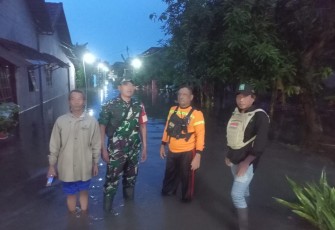 Babinsa Desa Tiron saat Monitoring Bencana Banjir di Wilayah Binaan