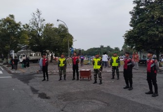 Babinsa Koramil 01Ngawi Bersama Instansi Terkait Monitoring Pelaksanaan Sholat Idul Fitri Di Wilayah Binaan.