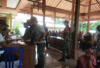 Babinsa Koramil Pangkur saat Dampingi Penyaluran BLTS Kesra