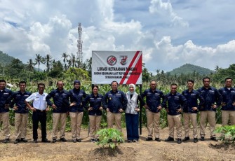 Kepala Zona Bakamla Tengah Laksma Bakamla Teguh Prasetya, S.T., M.M., CHRMP., bersama Ketua Unit Pelaksana DWP Zona Bakamla Tengah, Ny. Dyah Teguh Prasetya melaksanakan panen jagung di lahan Bakamla RI yang terletak di Banjar Yeh Malet, Desa Antiga Kelod, Kecamatan Manggis, Karangasem, Bali, Senin (24/2/2025)