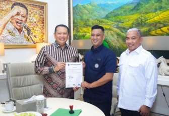 Bamsoet saat menerima surat dukungan dari Pengurus IMI Provinsi Banten di Jakarta, Minggu (13/7/25).