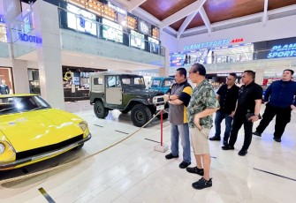 Bamsoet saat mengunjungi Pameran Mobil Kuno Kebon Vintage dan PPMKI (Perhimpunan Penggemar Mobil Kuno Indonesia) di Bali, Sabtu (31525).