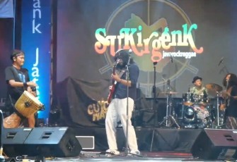 Band rock reggae, Sukirgenk, saat tampil dalam konser perayaan Hari Harkopnas ke-78 dan Launching Kopdes Merah Putih Kabupaten Karanganyar, di Alun-alun Karanganyar, Sabtu (26/7/2025) malam.