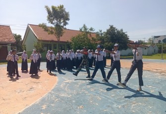 Babinsa Banjarsari saat Bekali Peserta LDK OSIS SMPN 1 Nglames dengan Materi PBB
