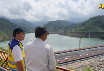 Menteri Pekerjaan Umum Dody Hanggodo saat meninjau Bendungan Meninting, Senin (14/7/2025). 