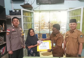 Bhabinkamtibmas saat Dampingi Pembagian BLT Dana Desa Secara Tunai