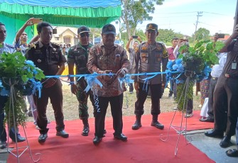 Bupati Aceh Singkil, H.Safriadi Oyon, SH saat meresmikan Gedung Pelayanan Pengujian Kendaraan Bermotor (KIR) UPTD Singkil, Kamis (24/7/2025).