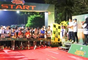 Bupati Bintan Roby Kurniawan melepas peserta Tropical Night Run 5K 2025