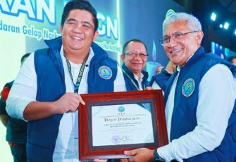 Bupati Roby saat menerima penghargaan yang diserahkan langsung oleh Kepala BNN RI Komjen Pol Marthinus Hukom, Kamis malam (26/06) di Gedung Sasono Utomo TMII, Jakarta.