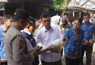 Walikota Blitar Syauqul Muhibbin Saat Mengecek Salah Satu Kebutuhan Pokok di Acara Operasi Pasar (Foto : Pemkot Blitar)