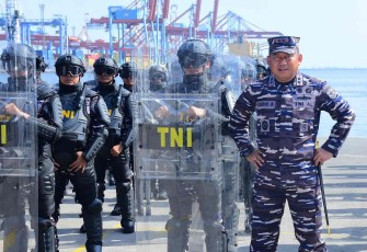 Pangkolinlamil Laksda TNI Rudhi Aviantara bersama pasukan PHH di Jakarta, Kamis (4/9)