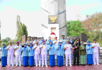 Ziarah rombongan jelang HUT TNI AL Ke-80 di TMP 10 November Surabaya 