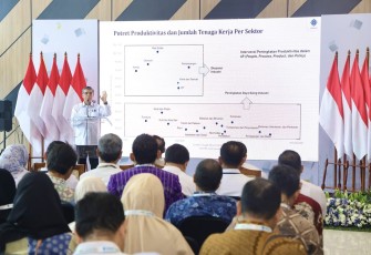 Menaker Yassierli saat memberikan sambutan pada pelatihan dan sertifikasi productivity specialist di Bekasi, Senin (8/9)