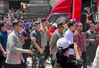 Wapres Gibran saat meninjau pengungsian korban banjir di Bali, Jum'at (12/9)