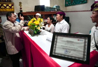 Seskemenkop Ahmad Zabadi saat mengunjungi Kopdes Merah Putih Awan di Kabupaten Bangli, Bali, Selasa (16/9)