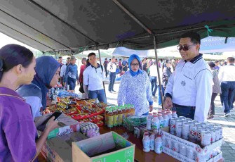 Pasar murah di pantai Reklamasi Kota Sorong