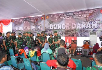 Pangdam V Brawijaya Mayjen TNI Rudy Saladin saat meninjau pelaksanaan baksos kesehatan 