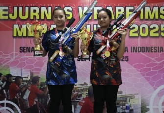 Aurellia dan Clarisa atlet menembak Kota Depok raih medali emas di Kejurnas WRABF IMSSU Merah Putih 2025, Jakarta, Minggu (21/9)