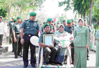 Dandim 0801/Pacitan Letkol Arh Imam Musahirul saat melepas anggotanya purna tugas, Rabu (24/9)