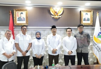 Mensos Saifullah Yusuf foto bersama lembaga Kitabisa di Jakarta, Jum'at (26/9)