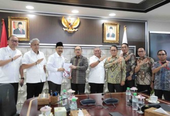 Mensos Saifullah Yusuf bersama Gubernur Sulbar Suhardi Duka di Jakarta, Jum'at (26/9)