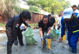 Menteri LH Hanif Faisol Nurrofiq turun langsung membersihkan sampah di sungai, Jakarta, Sabtu (27/9)