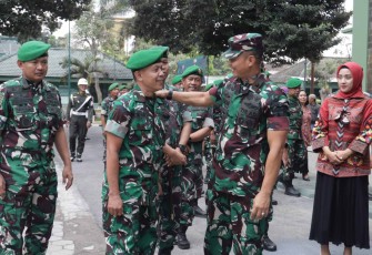Kasdam V Brawijaya Brigjen TNI Zainul Bahar saat menyapa prajuritnya 