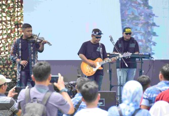 Penampilan energik Zero Four Band Koharmatau di Wisma Aldiron Pancoran, Jakarta, Jum'at (27/9)