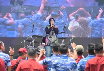 Penampilan vokalis Zero Four Band Koharmatau