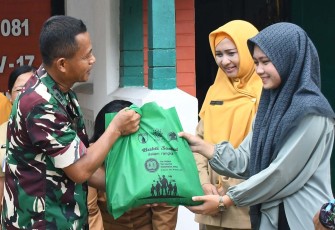 Pasi Bakti Korem 081/DSJ Kapten Inf Suyanto memberikan bantuan untuk guru di Kota Madiun, Senin (29/9)