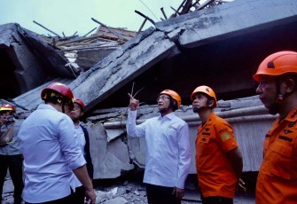 Menag Nasaruddin Umar saat meninjau lokasi musala yang roboh di ponpes Al Khoziny, Sidoarjo, Selasa (30/9)