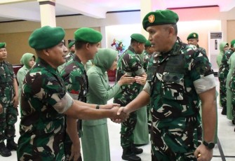 Danrem 081/DSJ Kolonel Arm Untoro Hariyanto memberikan selamat kenaikan pangkat prajuritnya, Kamis (2/10)