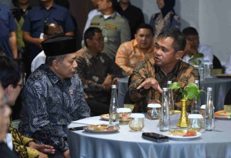 Kasad Jenderal TNI Maruli Simanjuntak berbincang dengan Menkop Ferry Juliantono 
