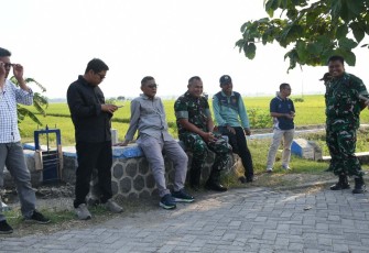 Danrem 081/DSJ Kolonel Arm Untoro Hariyanto meninjau lahan pertanian di wilayah Kabupaten Ngawi, Jum'at (10/10)