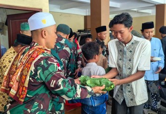 Jum'at berkah Satgas Pamtas Yonarmed 12 Kostrad 