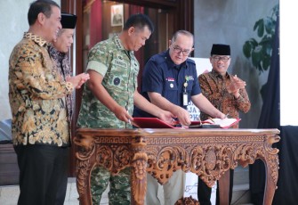 Mendes Yandri menyaksikan perjanjian kerjasama PT Agrinas Pangan Nusantara (Persero) dan TNI di Mabes Cilangkap, Jakarta, Jum'at (10/10)