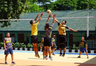 Semangat olahraga prajurit Korem 081/DSJ, Madiun, Kamis (16/10)