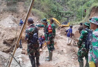 Dansatgas TMMD Ke 126 Kodim Pacitan Letkol Arh Imam Musahirul saat memberikan arahan di lokasi TMMD, Kamis (16/10)